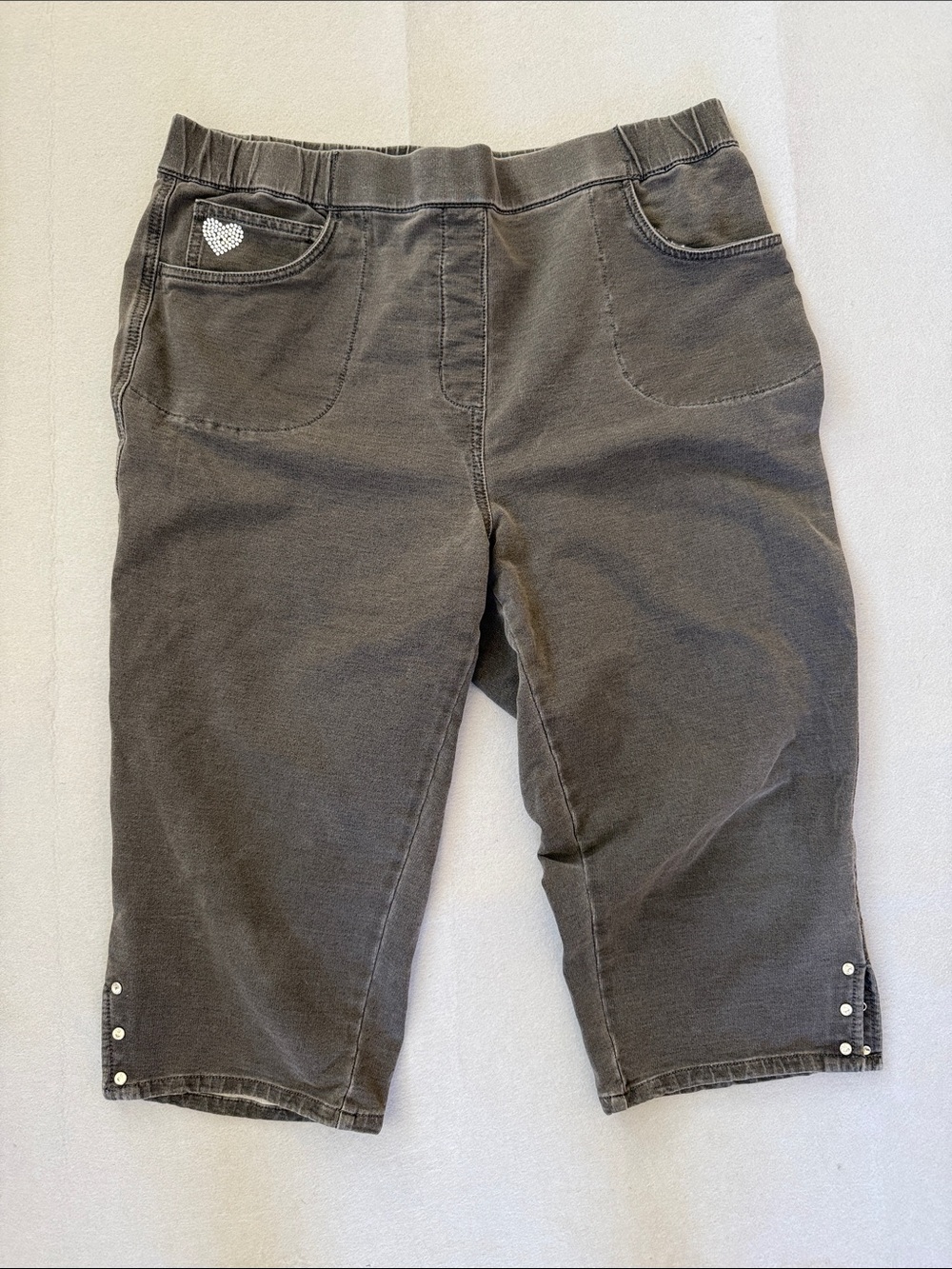 DreamJeannes by Quaker Factory Capri Pull-On Pants - Grey Size L